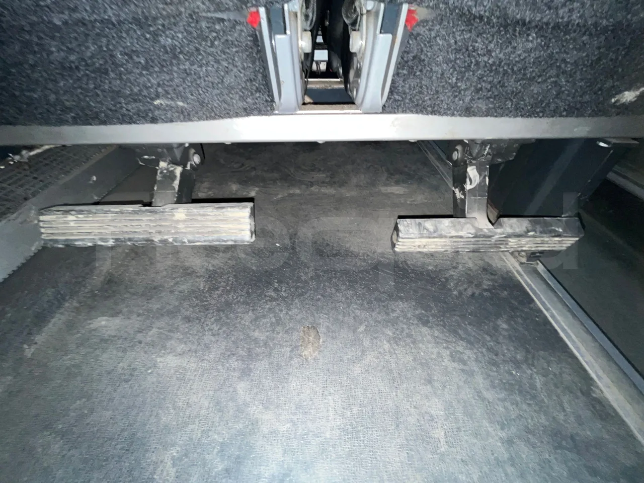 Man 18.410 HOCL 18.410 HOCL/R - Euro 4 - 301 kW - 12.9mt - footrest detail photo