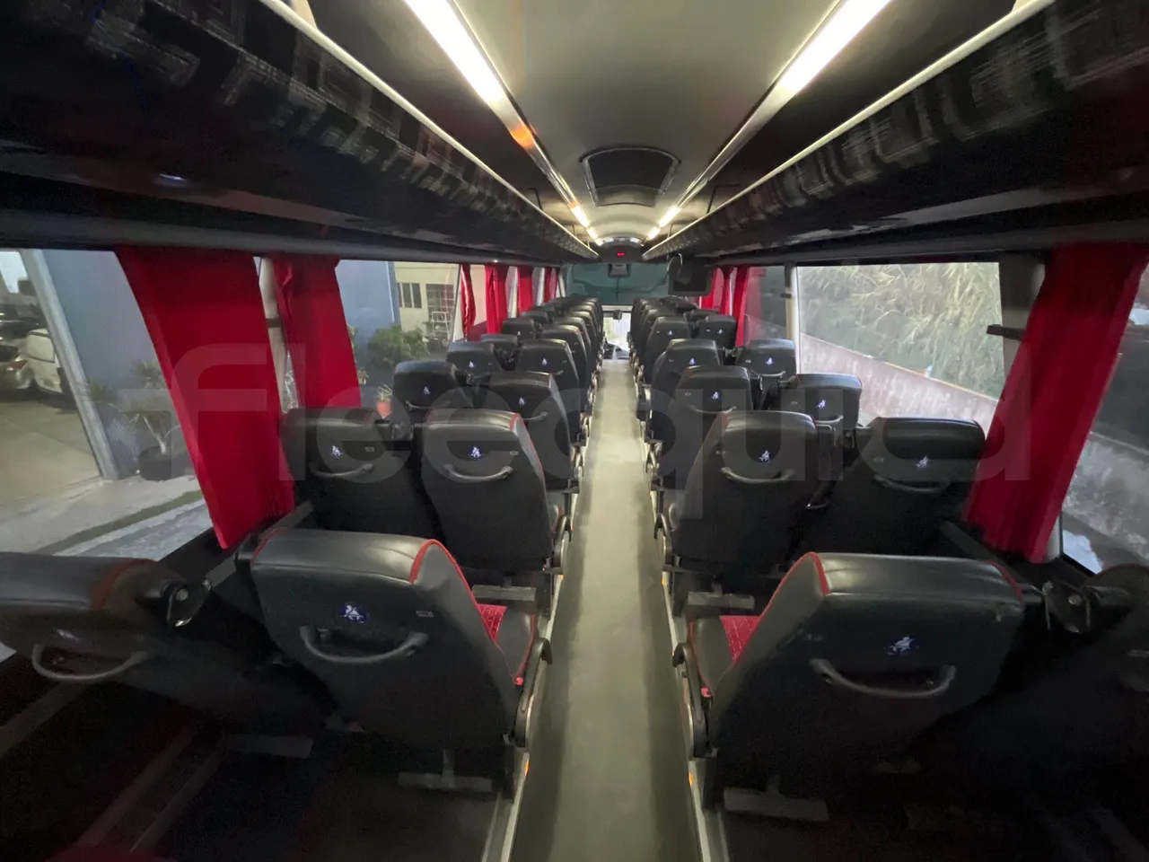 Man 18.410 HOCL 18.410 HOCL/R - Euro 4 - 301 kW - 12.9mt - forward view middle aisle