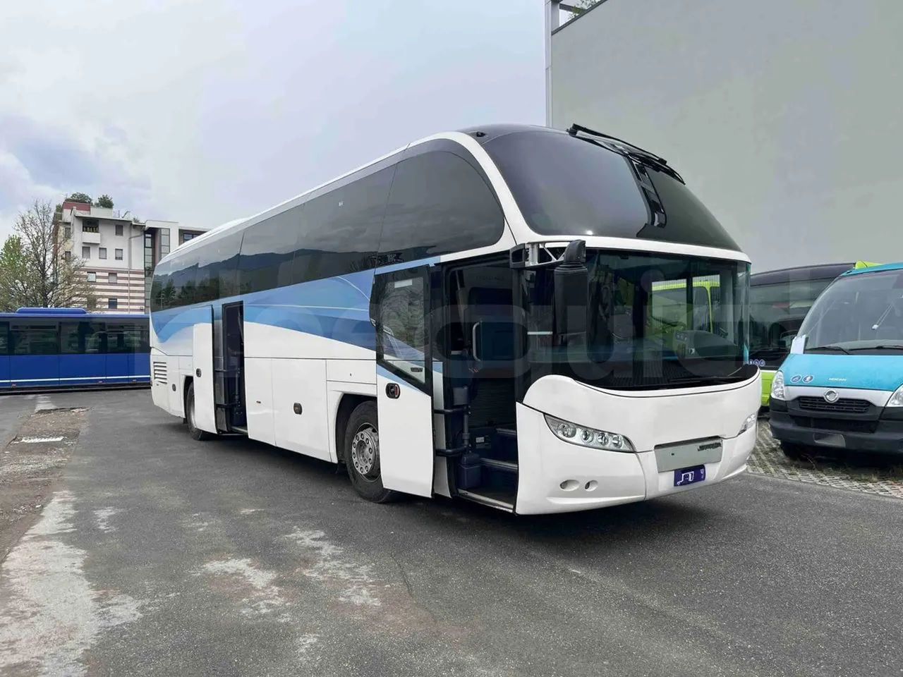 Neoplan Cityliner P14 - EUR6 - 294kW - 12.240m - 3/4 right front doors open