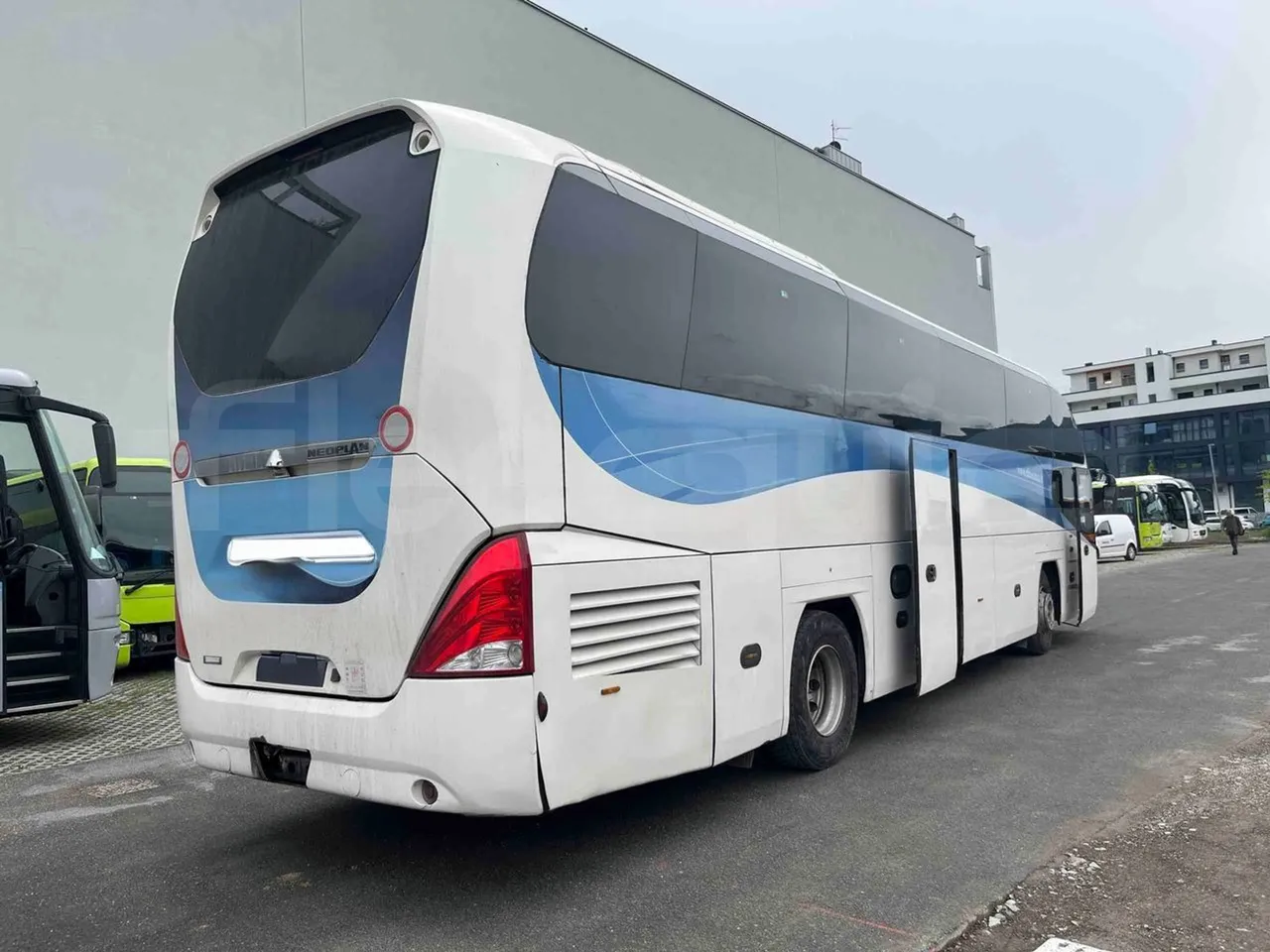 Neoplan Cityliner P14 - EUR6 - 294kW - 12.240m - 3/4 right rear doors open