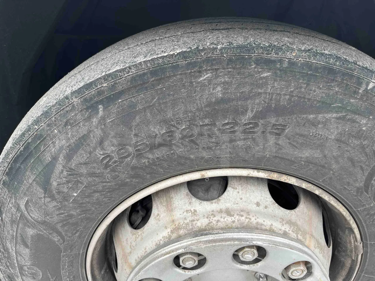 Neoplan Cityliner P14 - EUR6 - 294kW - 12.240m - front left tire measurements