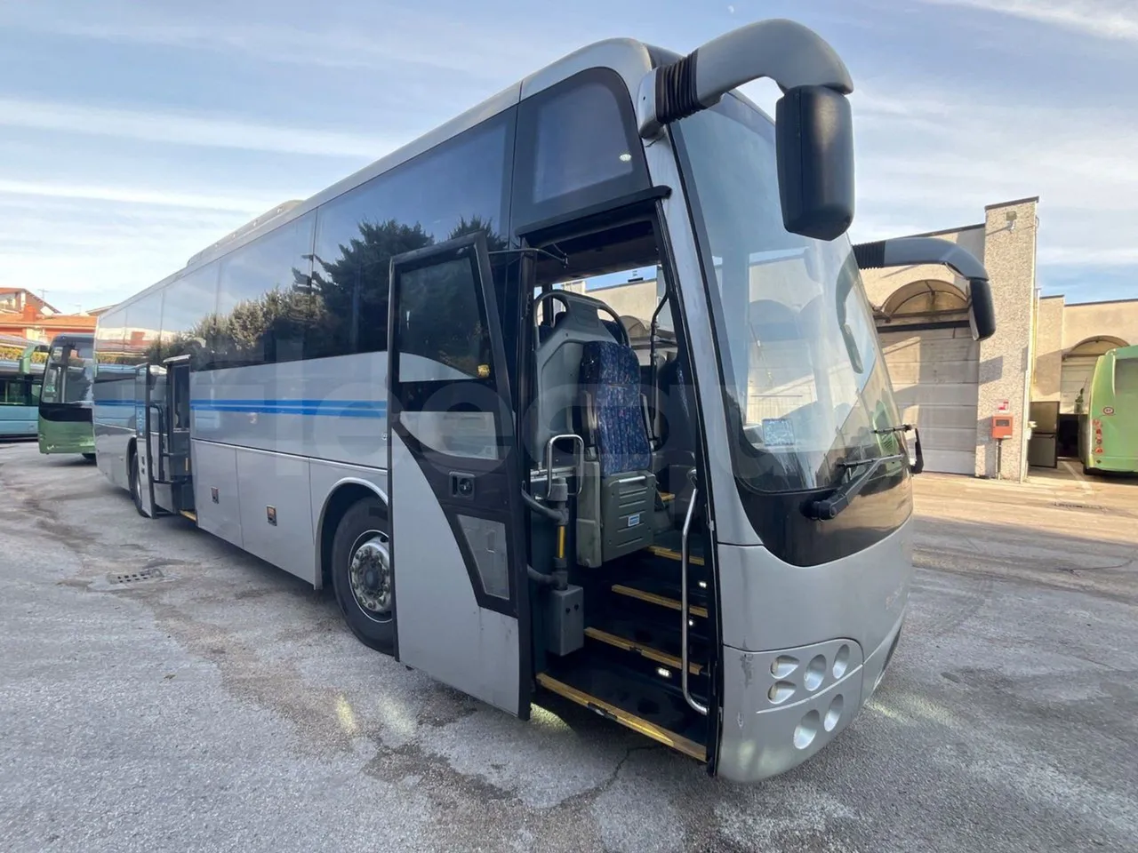 Temsa Safari RD R A T-I53 - Euro 5 - 266 kw - 12.200 mt - 3/4 right front doors open