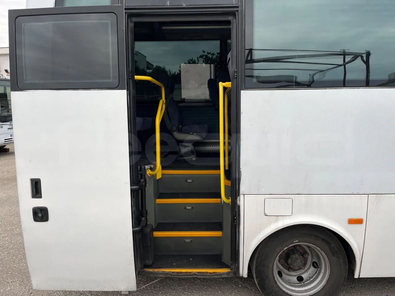 Isuzu Turquoise Anadolu - Euro4 - 140kw - 7.670mt - front door 2 open