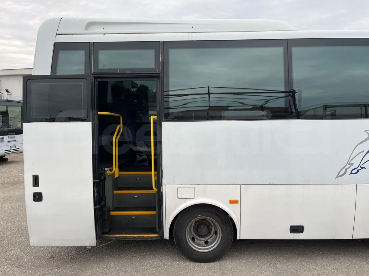 Isuzu Turquoise Anadolu - Euro4 - 140kw - 7.670mt - front door 3 open
