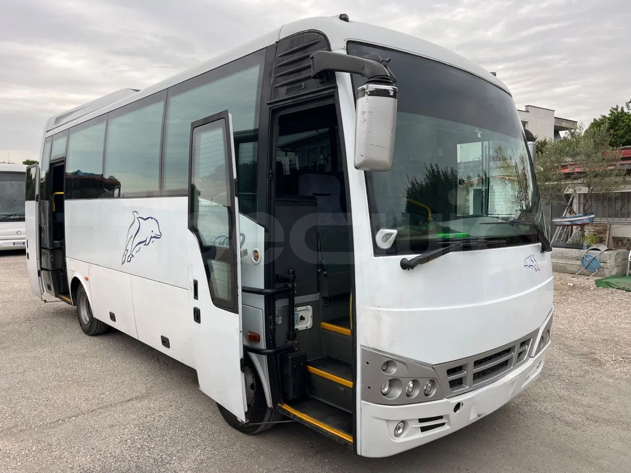 Isuzu Turquoise Anadolu - Euro4 - 140kw - 7.670mt - 3/4 right front doors open