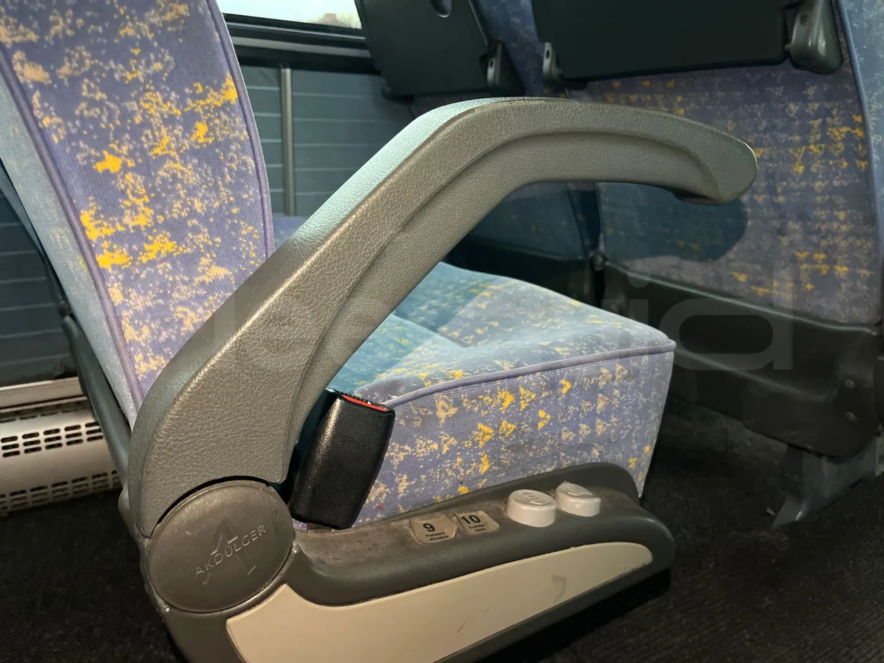 Isuzu Turquoise Anadolu - Euro4 - 140kw - 7.670mt - armrest detail photo