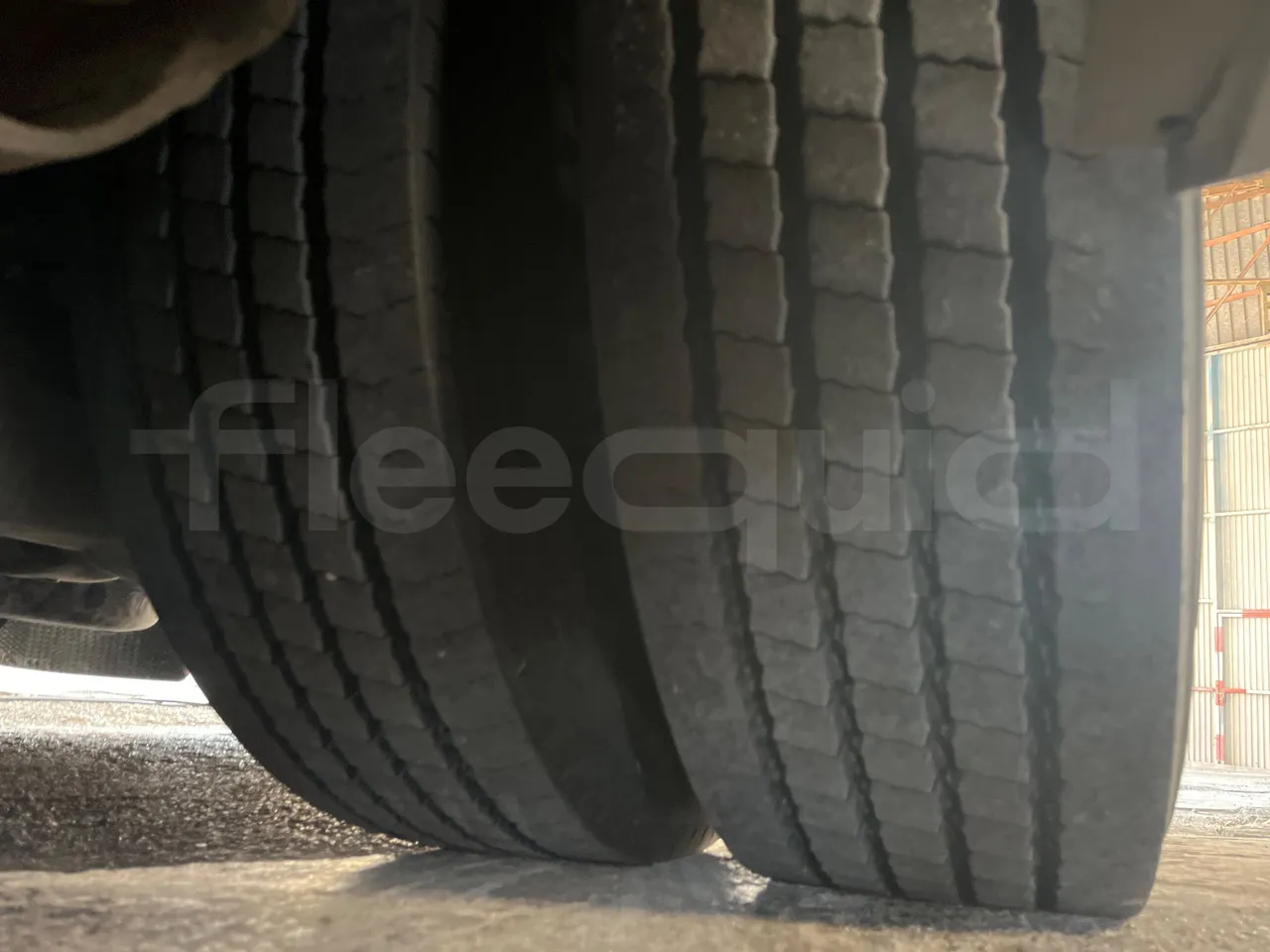 Man Stellae RR2 RR2 -EUR5-353kW -12.8m - tread condition front tires left