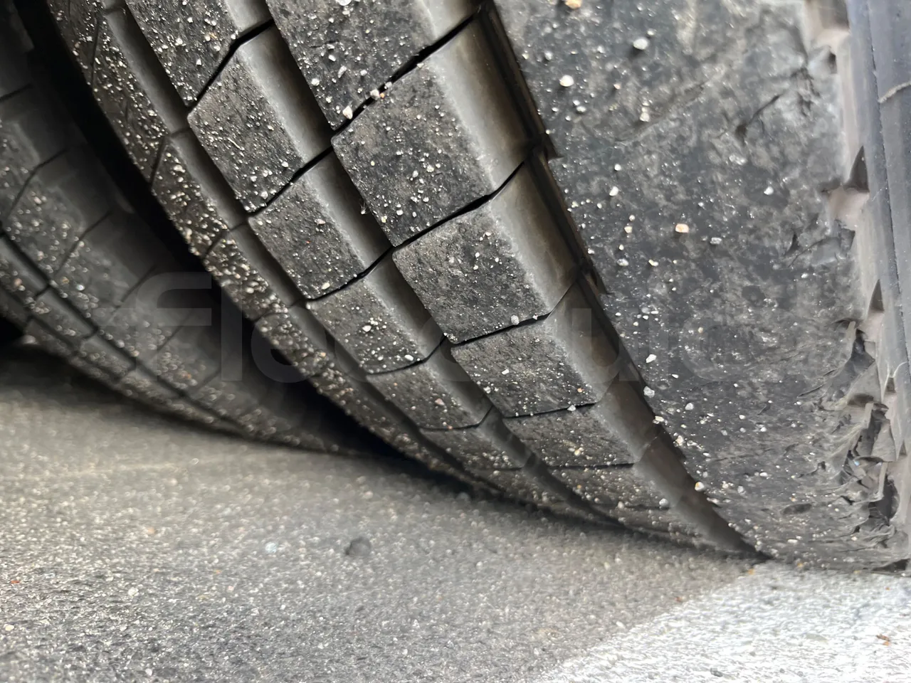 Volvo B9 Bravo I City-EUR5-193Kw-11,95m - tread condition front tires left