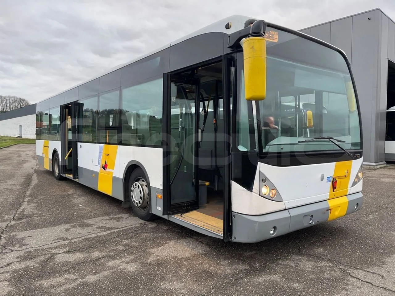 Van Hool A330 330 - EUR4 - 206kW - 12m - 3/4 right front doors open