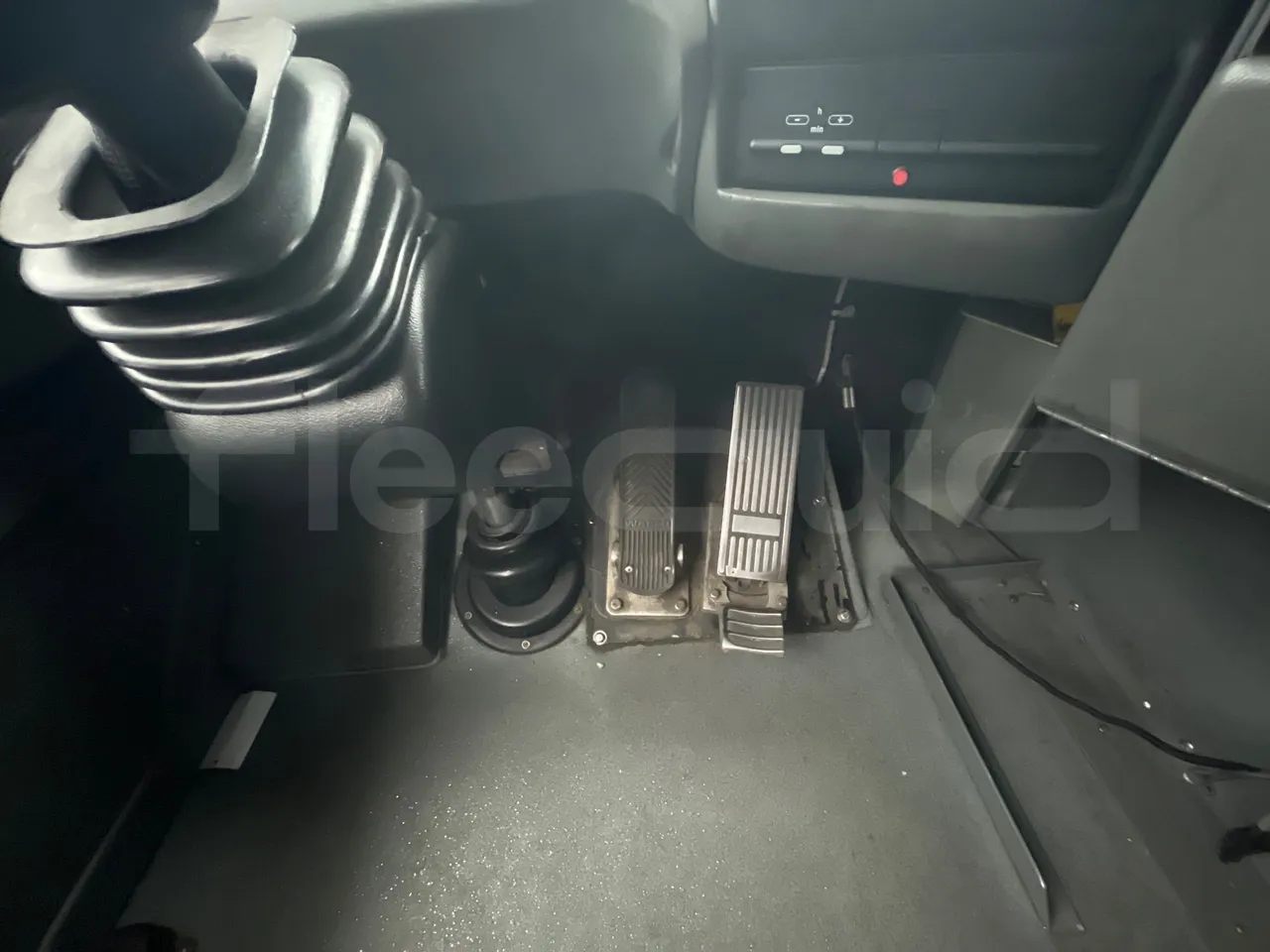 Van Hool A330 330 - EUR4 - 206kW - 12m - radio accessories photo