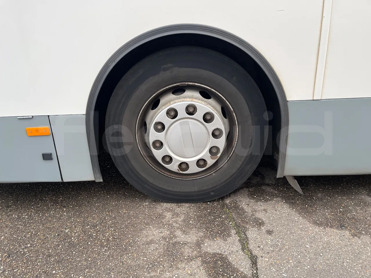 Van Hool A330 330 - EUR4 - 206kW - 12m - tread condition front tires left