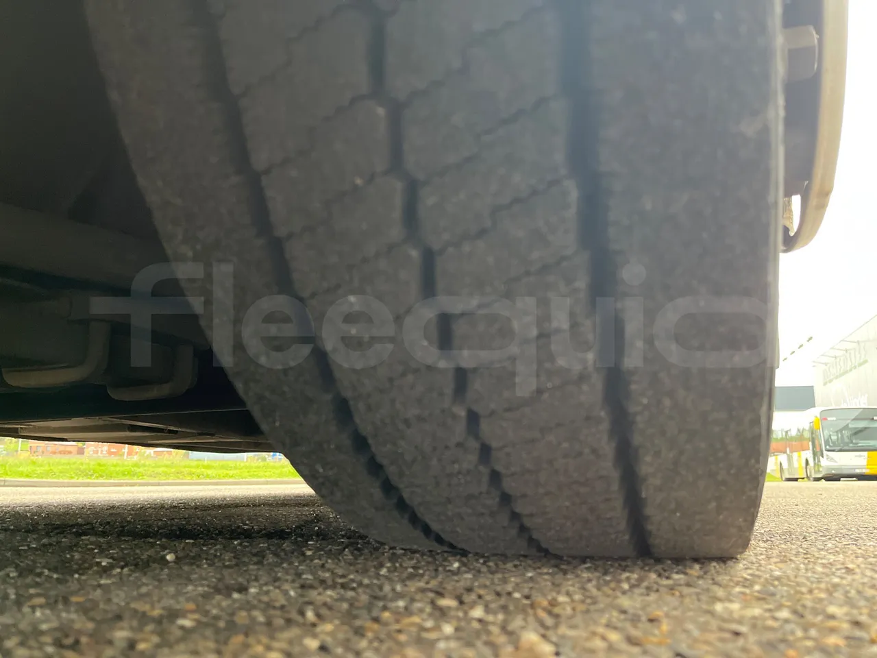 Van Hool A330 330 - EUR4 - 206kW - 12m - tread condition front tires right