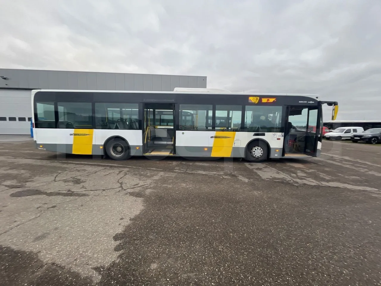 Van Hool A330 330 - EUR4 - 206kW - 12m - right side doors open