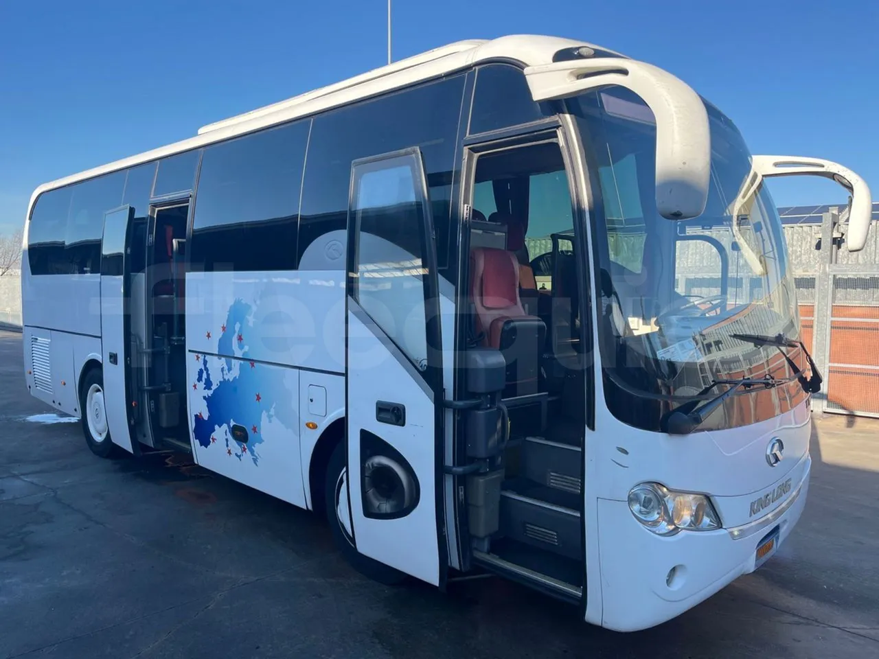 King Long XMQ6900 XMQ6900-3 - Euro5 - 178kW - 8.995mt - 3/4 right front doors open