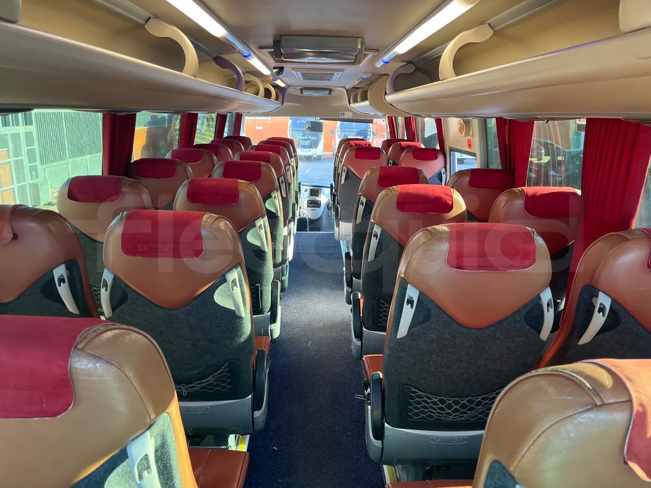 King Long XMQ6900 XMQ6900-3 - Euro5 - 178kW - 8.995mt - forward view middle aisle