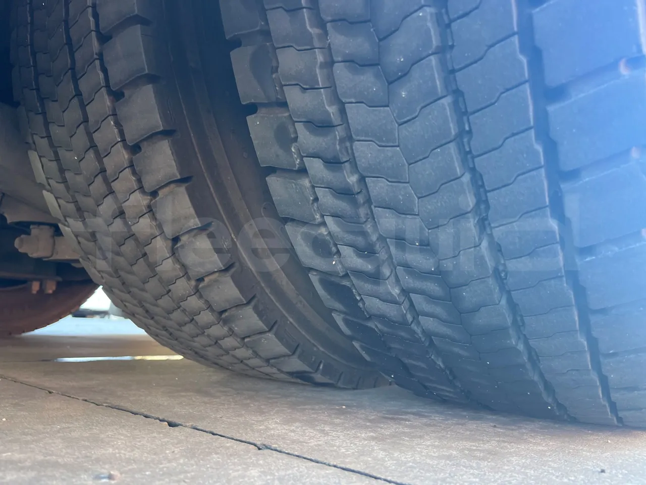 King Long XMQ6900 XMQ6900-3 - Euro5 - 178kW - 8.995mt - tread condition front tires left