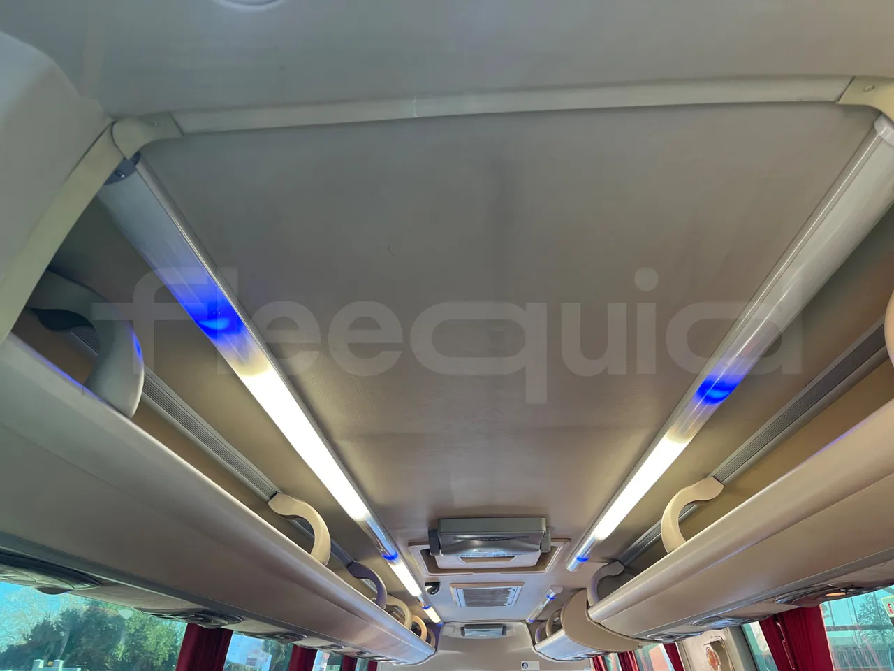 King Long XMQ6900 XMQ6900-3 - Euro5 - 178kW - 8.995mt - overhead compartments photo