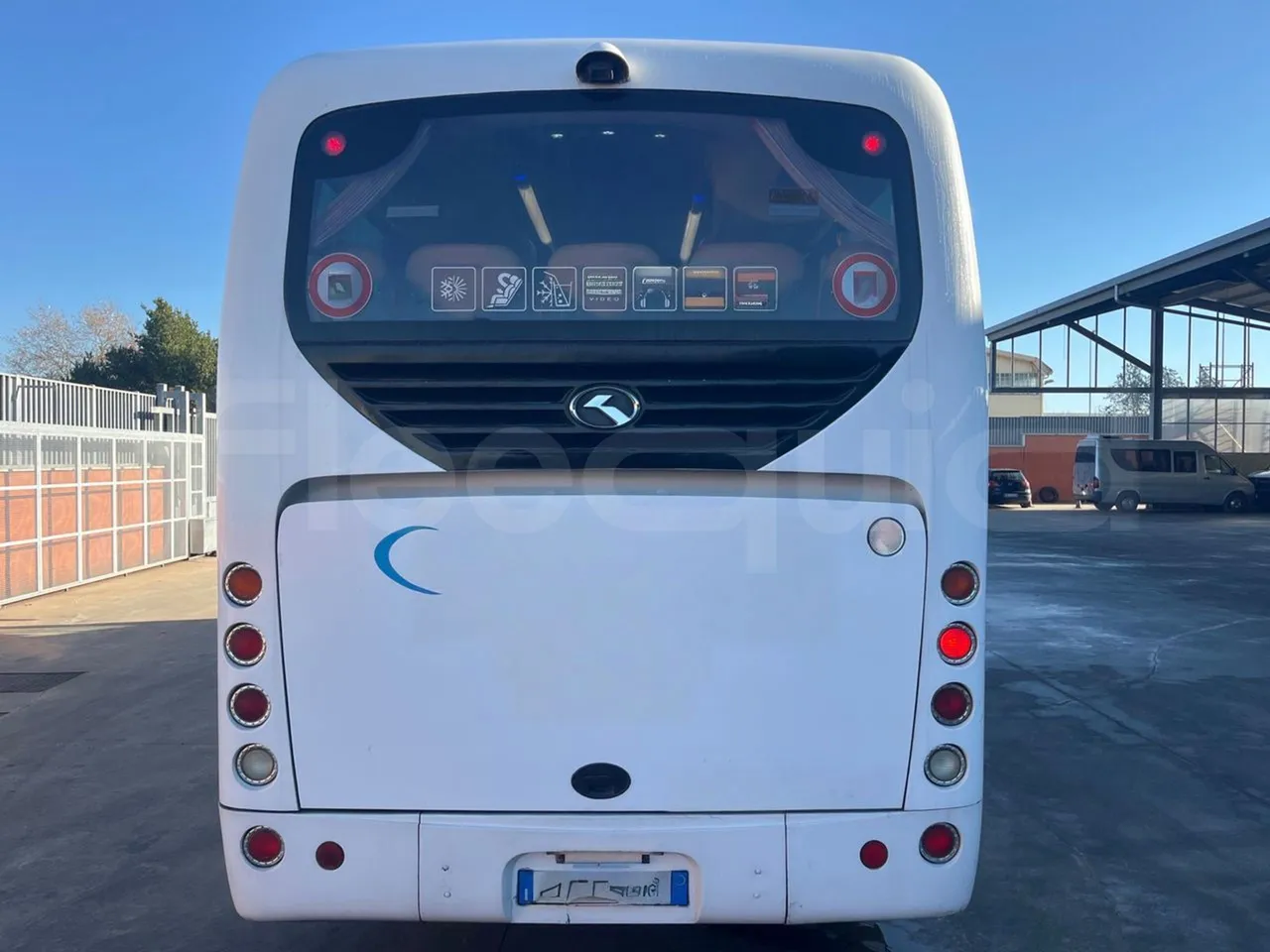 King Long XMQ6900 XMQ6900-3 - Euro5 - 178kW - 8.995mt - rear hatch closed