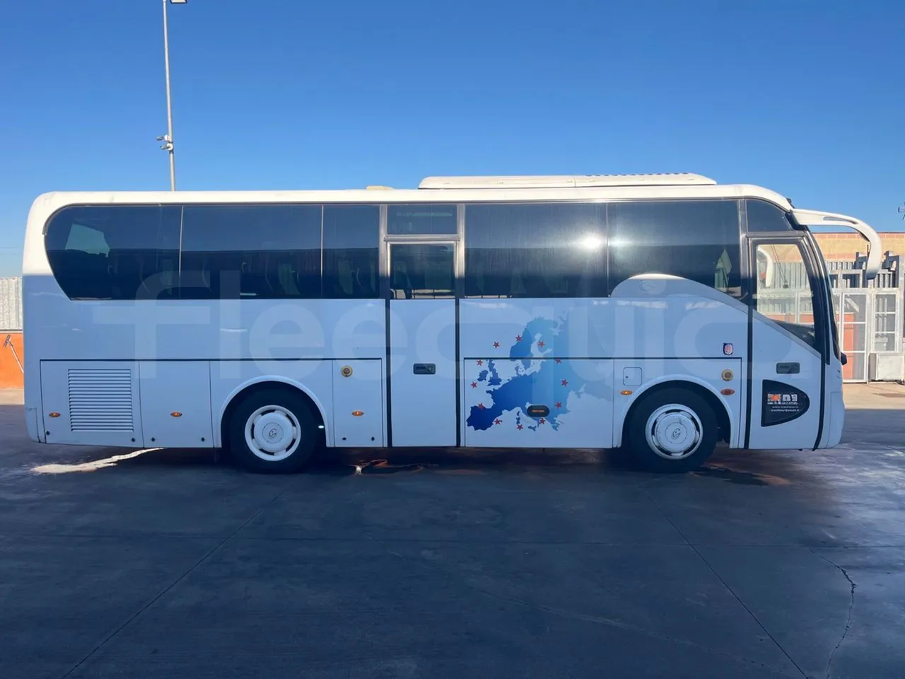 King Long XMQ6900 XMQ6900-3 - Euro5 - 178kW - 8.995mt - right side doors closed