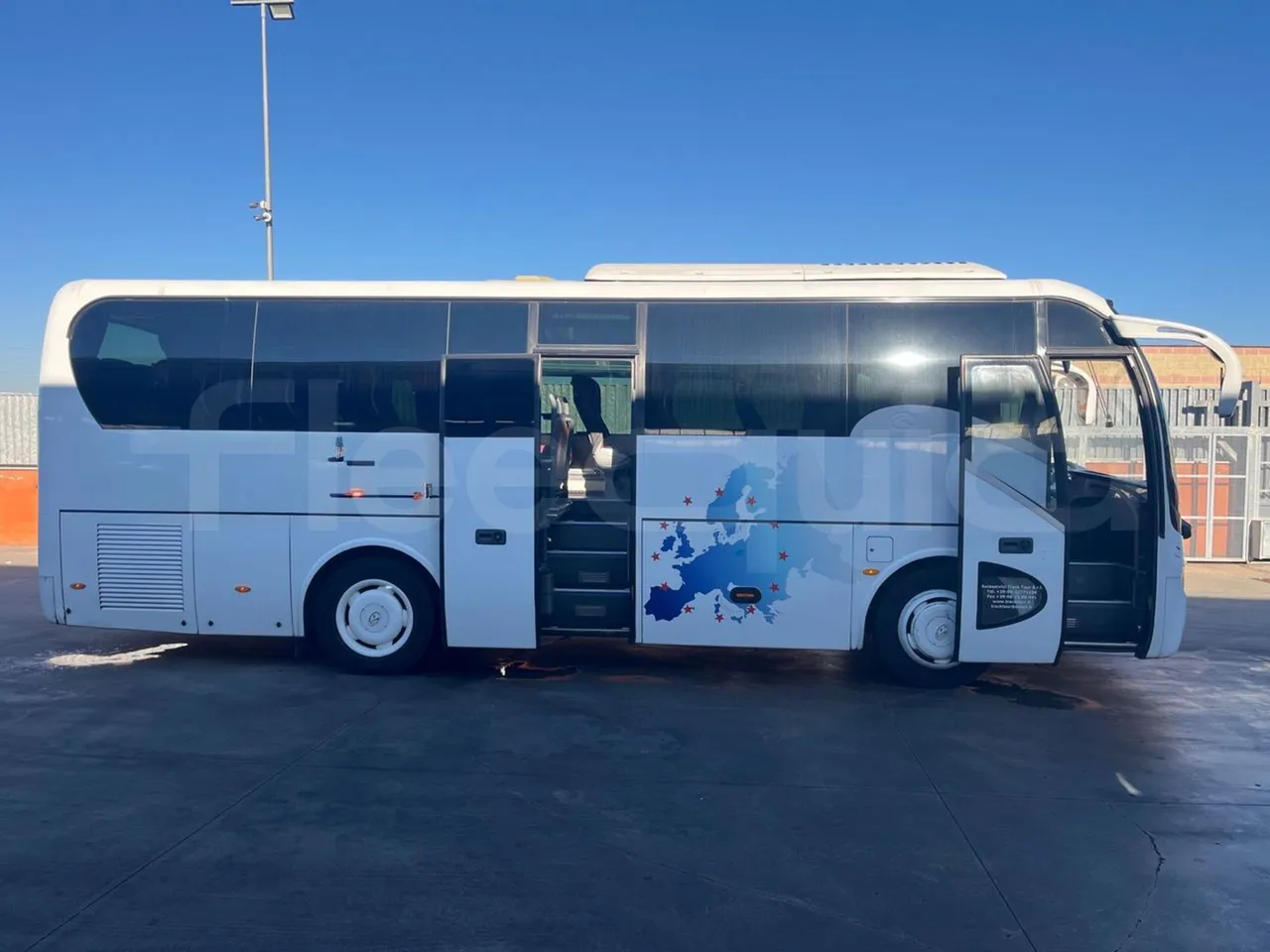 King Long XMQ6900 XMQ6900-3 - Euro5 - 178kW - 8.995mt - right side doors open