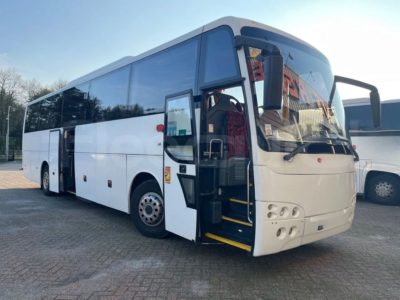 Temsa Safari HD 12 - EUR4 - 300kW - 12.200m - 3/4 right front doors open