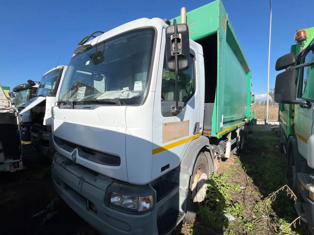 Renault Trucks 22CVA1-320.8  - Euro3 - 230kW - 9.485mt - 3/4 left rear side