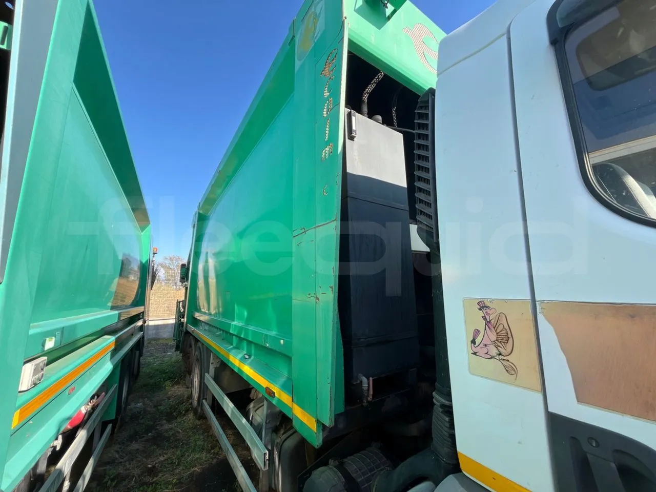 Renault Trucks 22CVA1-320.8  - Euro3 - 230kW - 9.485mt - 3/4 right front doors open