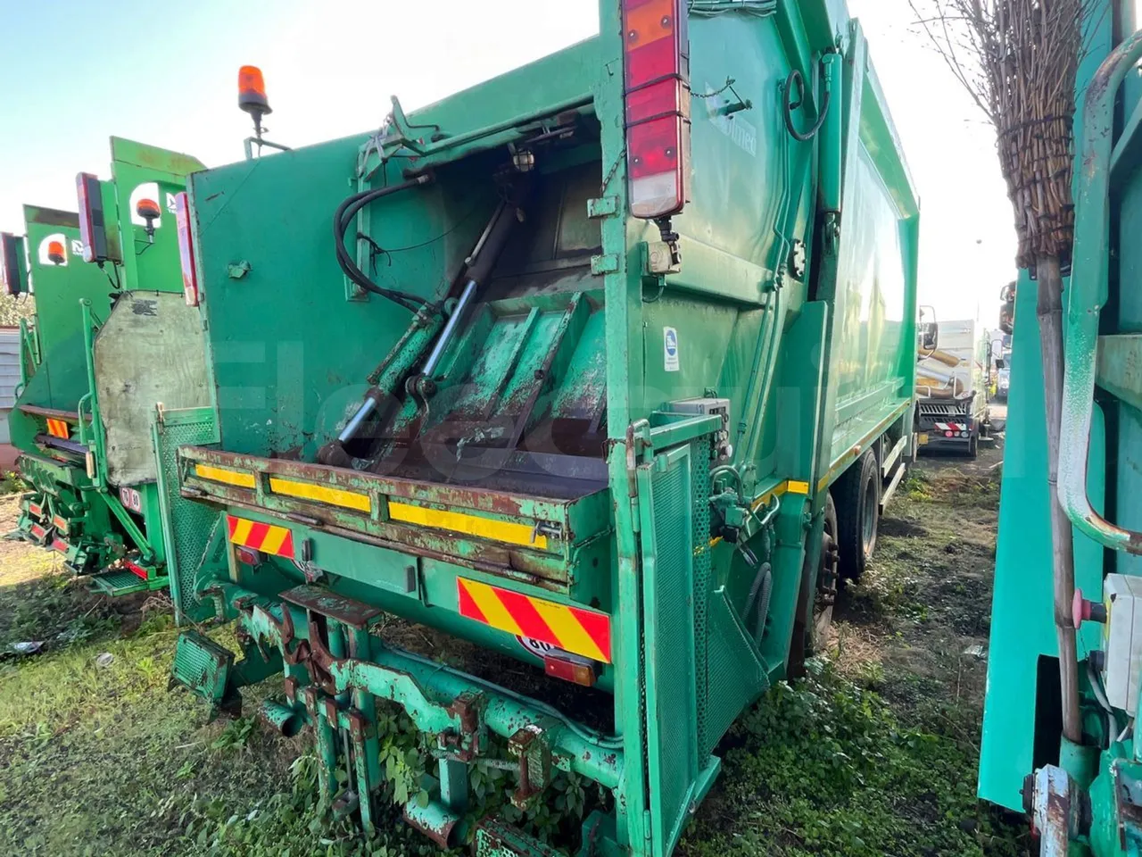 Renault Trucks 22CVA1-320.8  - Euro3 - 230kW - 9.485mt - 3/4 right rear doors closed