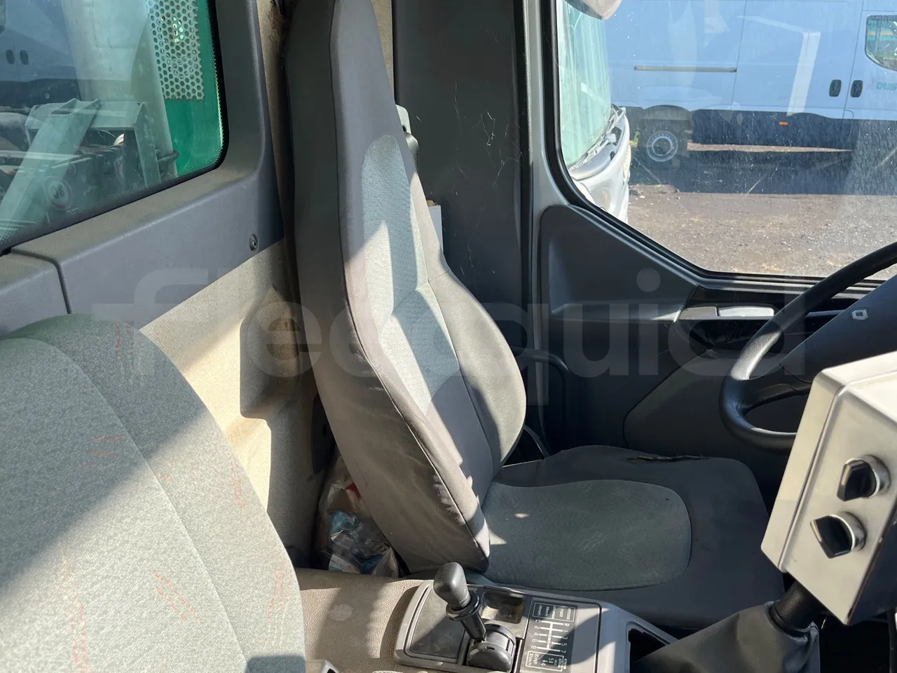 Renault Trucks 22CVA1-320.8  - Euro3 - 230kW - 9.485mt - driver's seat photo