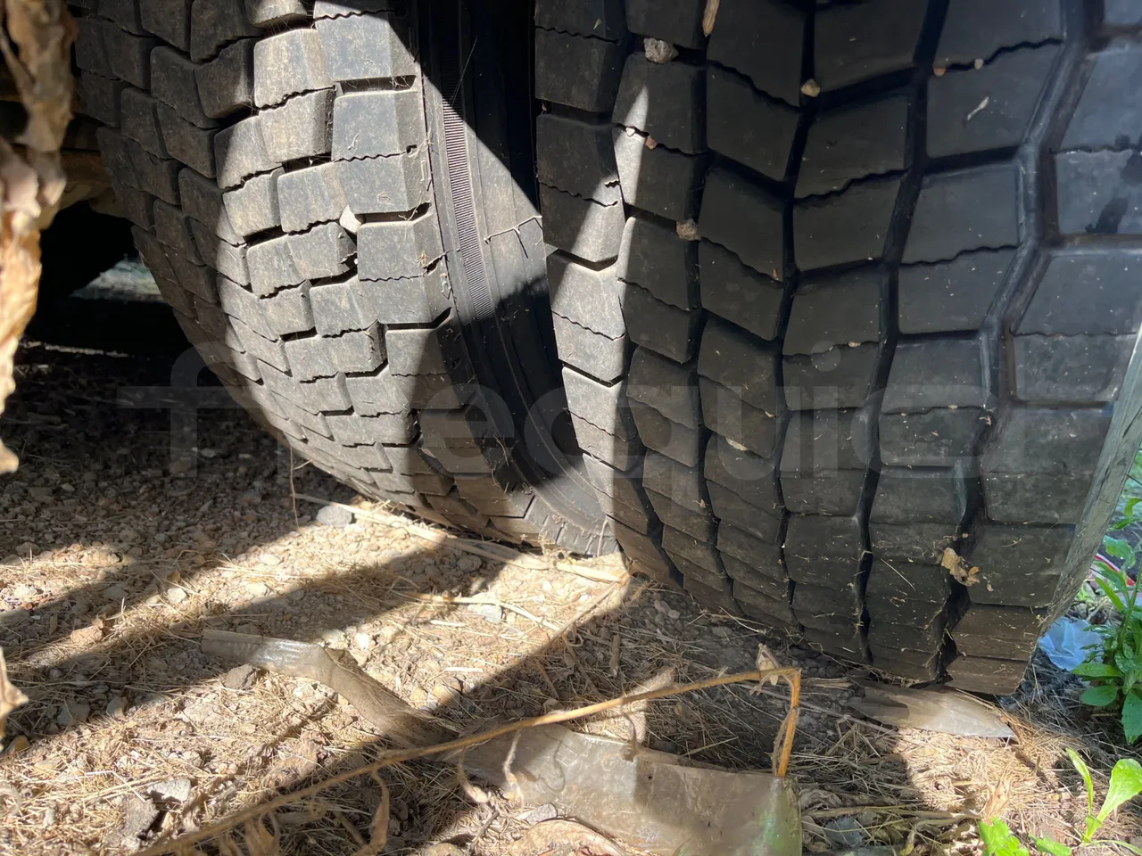 Renault Trucks 22CVA1-320.8  - Euro3 - 230kW - 9.485mt - tread condition front tires left