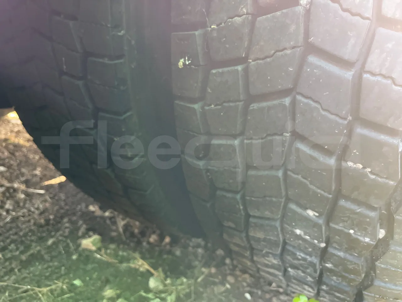 Renault Trucks 22CVA1-320.8  - Euro3 - 230kW - 9.485mt - tread condition second axle tires left