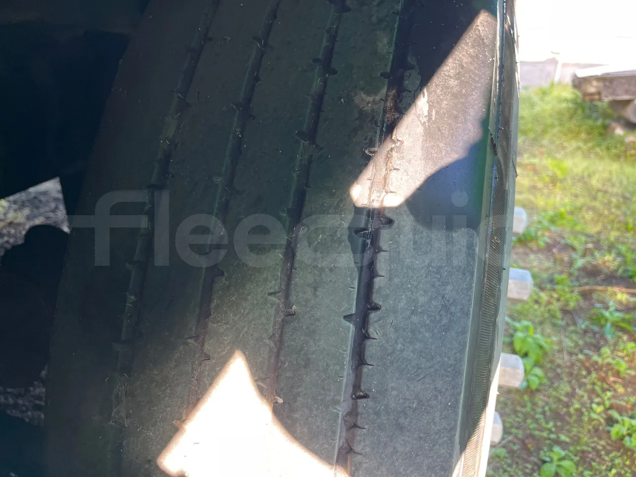 Renault Trucks 22CVA1-320.8  - Euro3 - 230kW - 9.485mt - tread condition second axle tires right