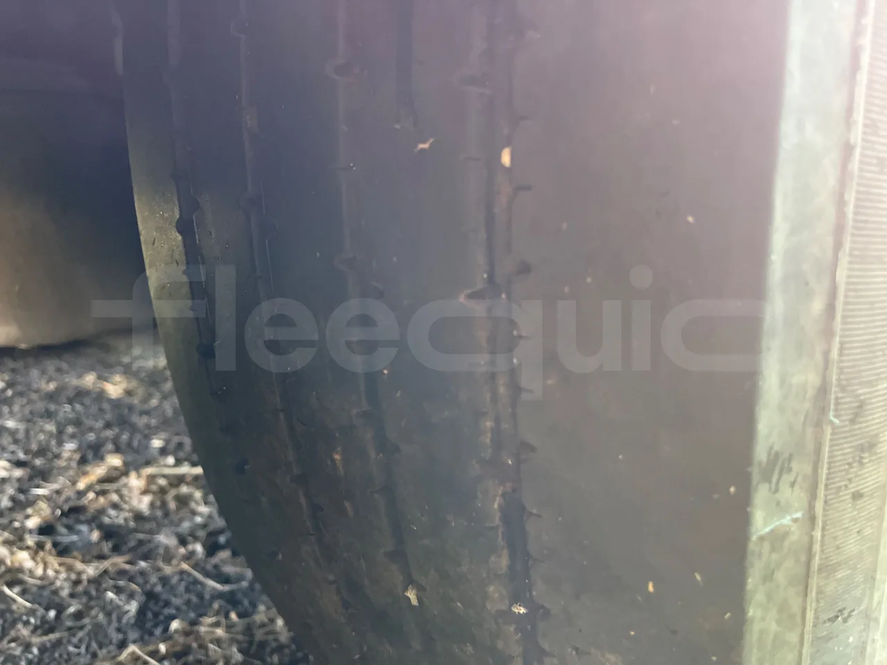 Renault Trucks 22CVA1-320.8  - Euro3 - 230kW - 9.485mt - tread condition third axle tires left