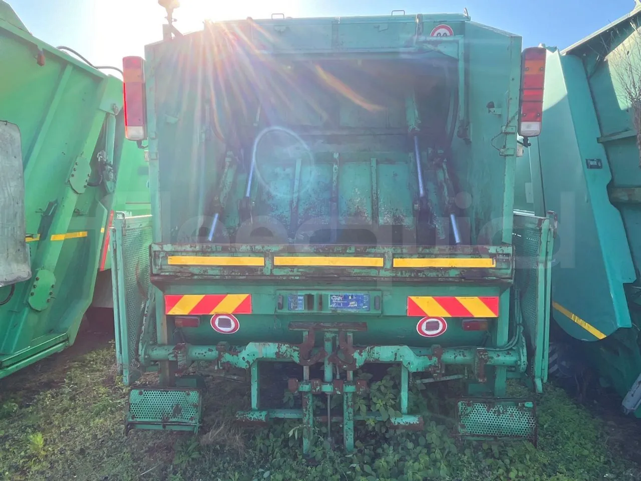 Renault Trucks 22CVA1-320.8  - Euro3 - 230kW - 9.485mt - rear hatch closed