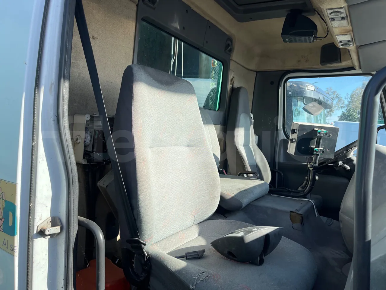 Renault Trucks 22CVA1-320.8  - Euro3 - 230kW - 9.485mt - hostess seat photo