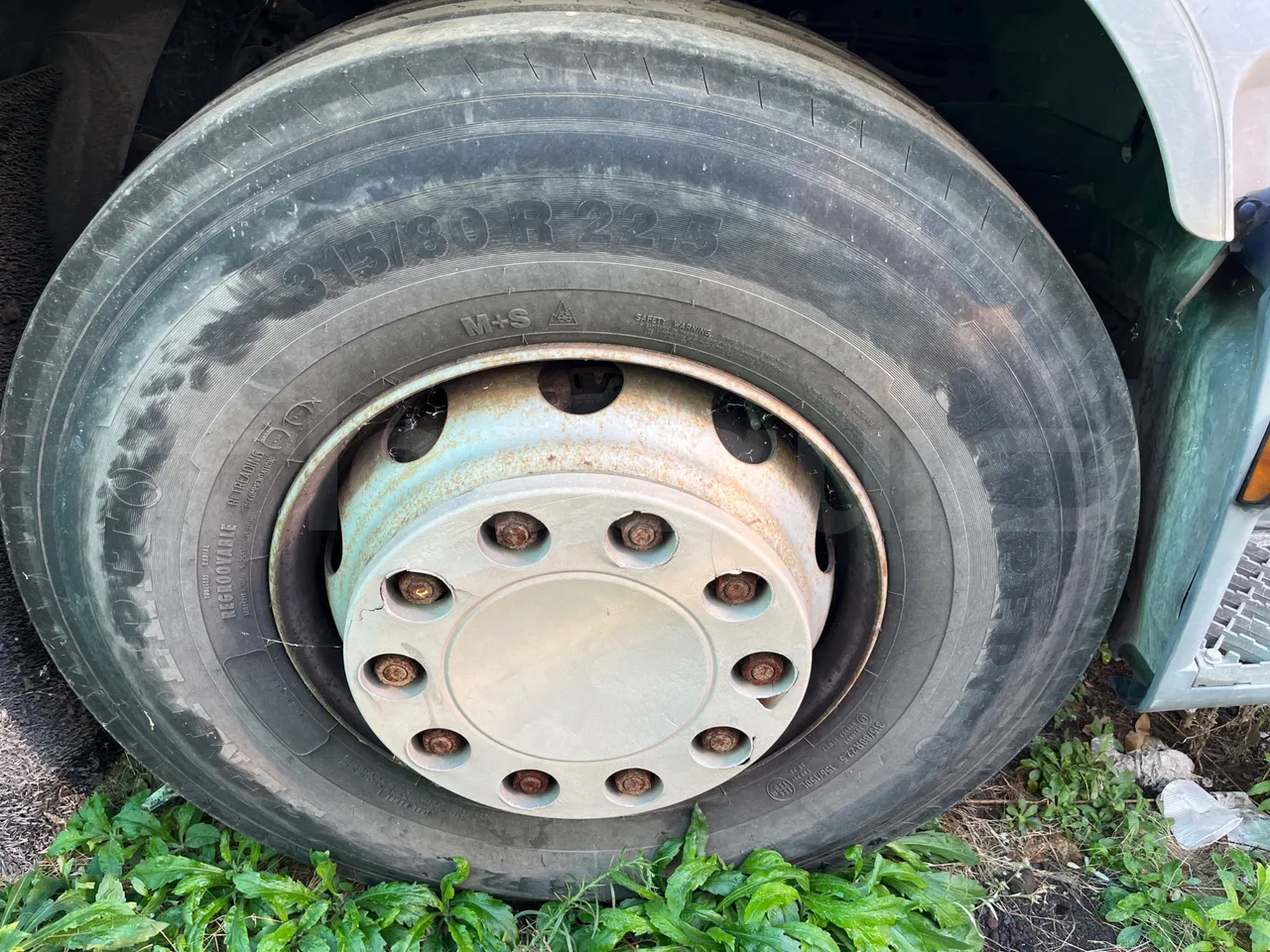 Renault Trucks 22CVA1-320.8  - Euro3 - 230kW - 9.485mt - front left tire measurements