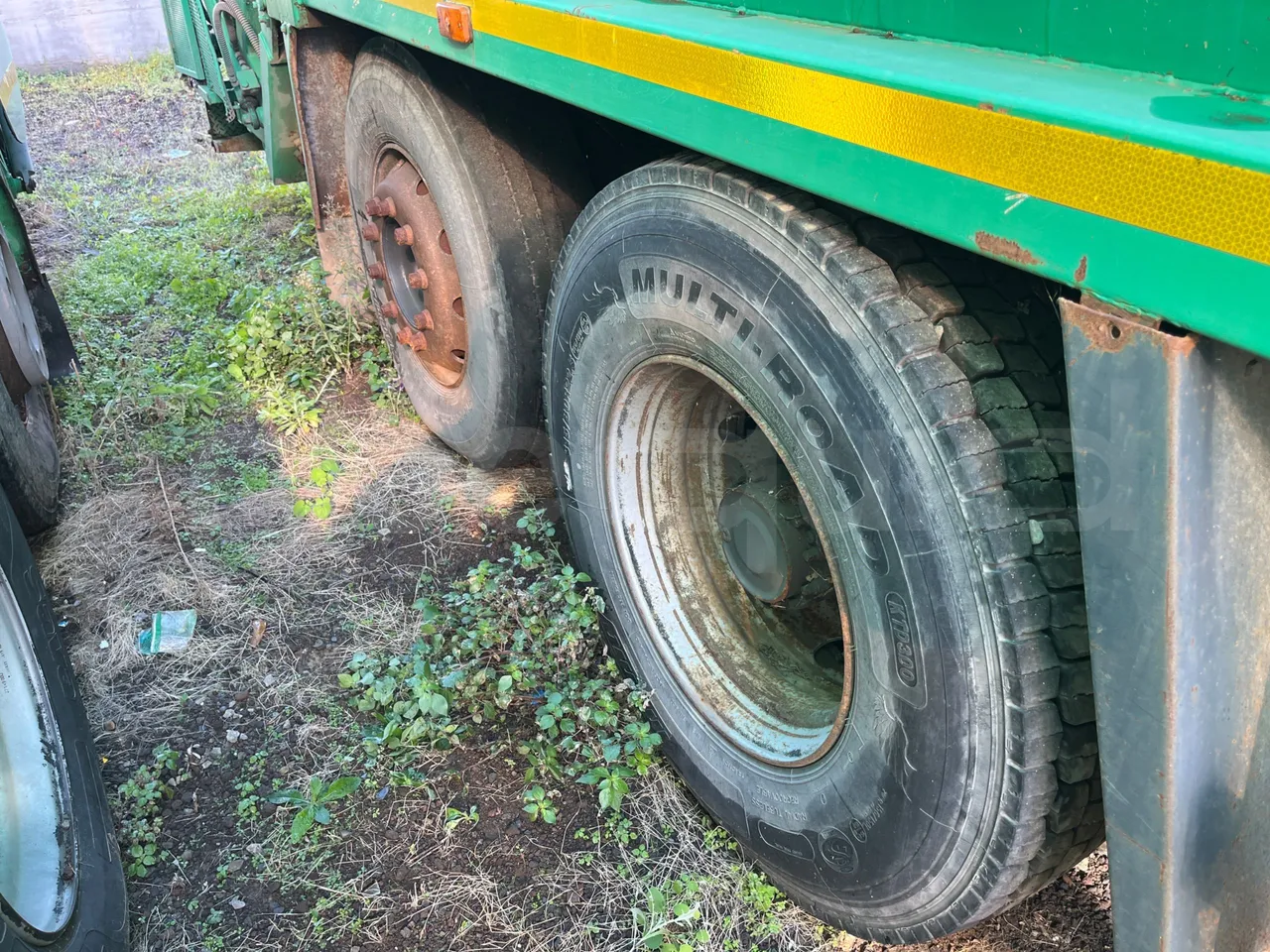 Renault Trucks 22CVA1-320.8  - Euro3 - 230kW - 9.485mt - rear left tire photo