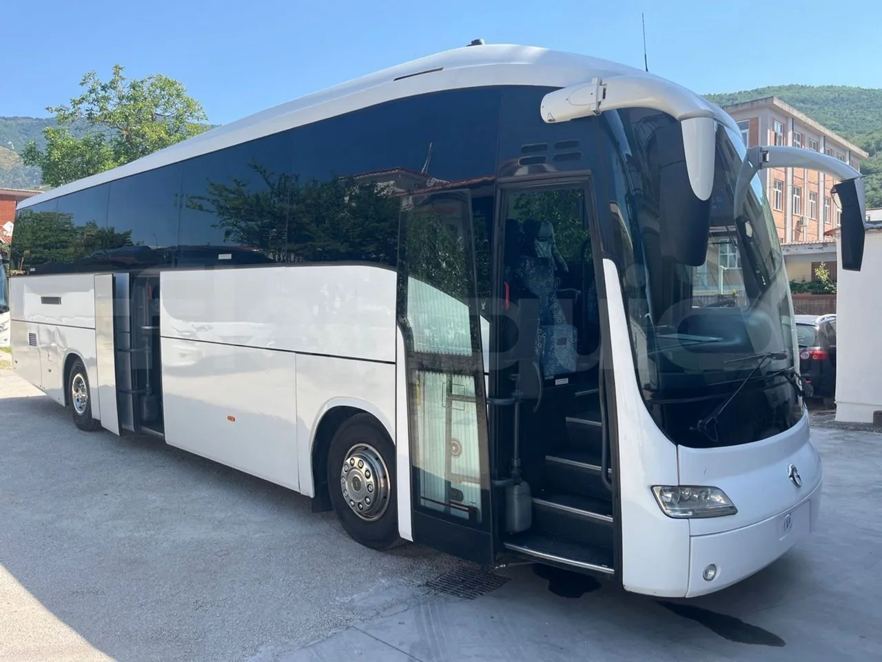 Iveco 389 - 3/4 right front doors open