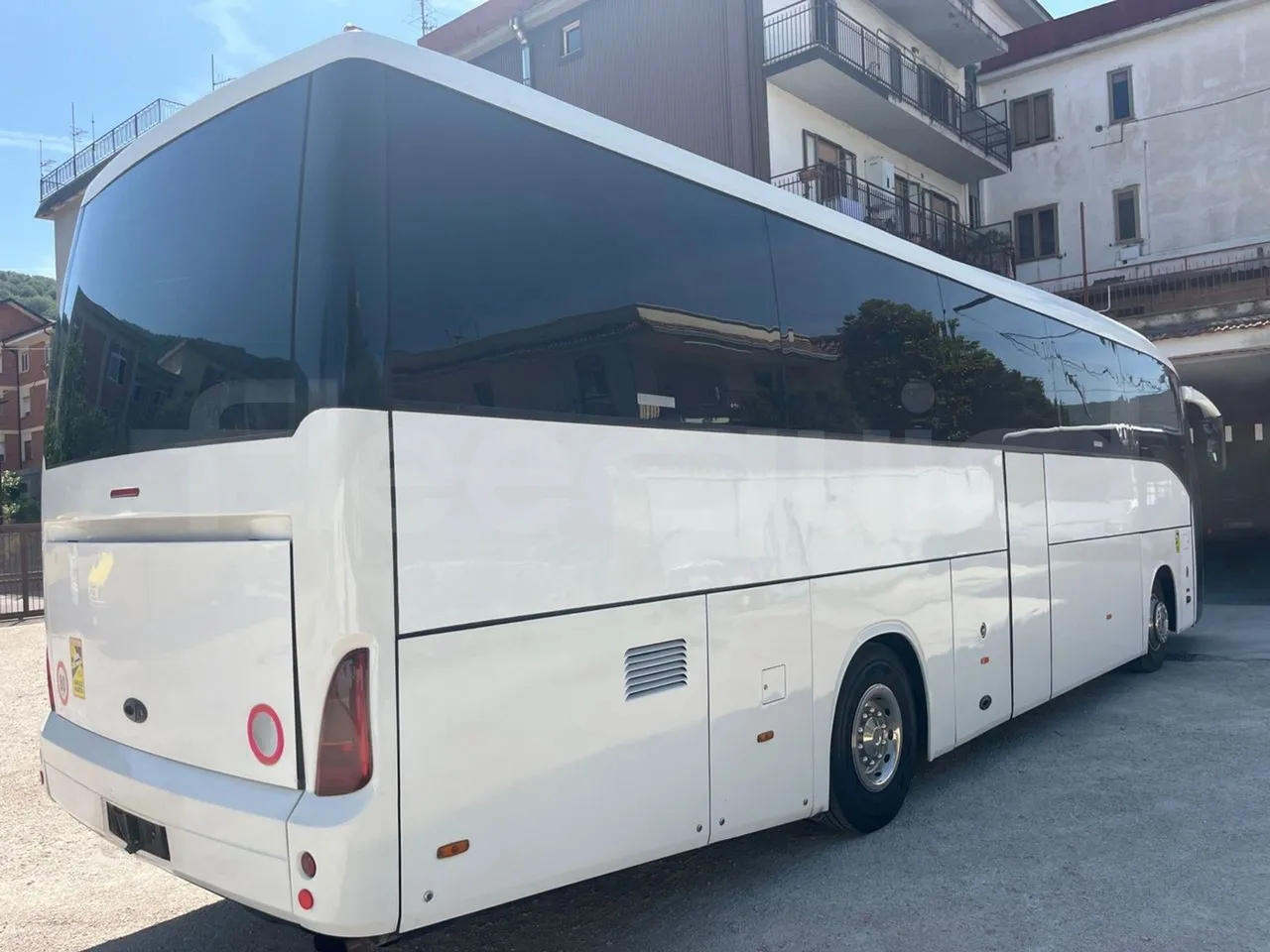 Iveco 389 - 3/4 right rear doors closed