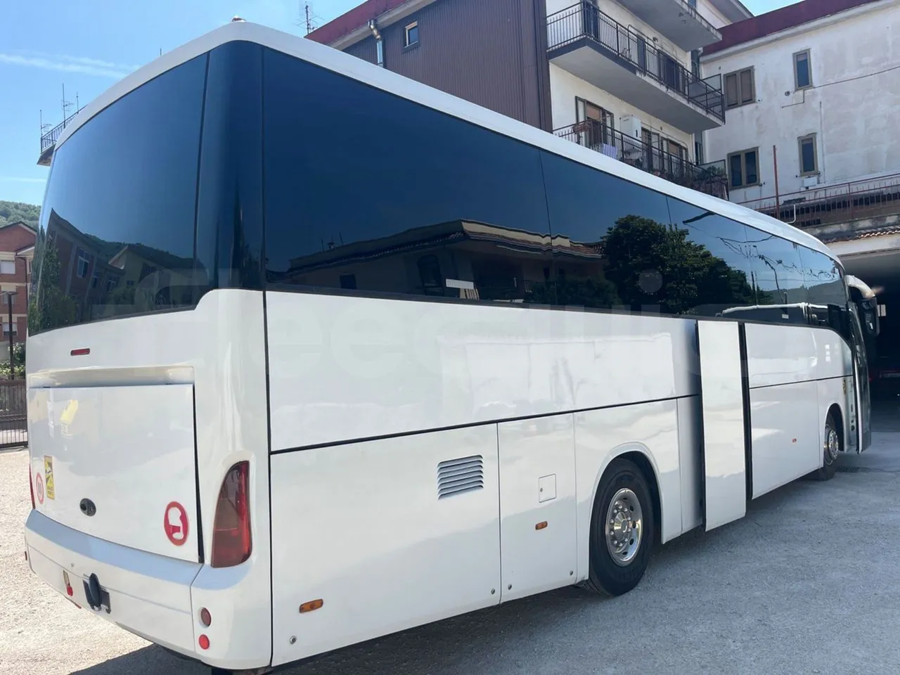 Iveco 389 - 3/4 right rear doors open