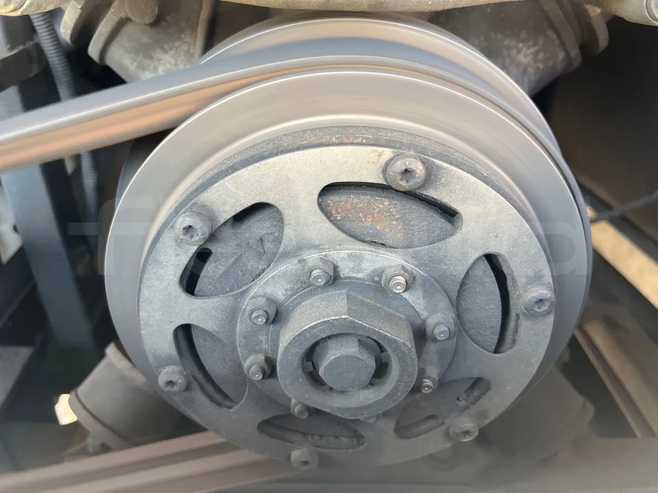 Iveco 389 - air conditioning compressor