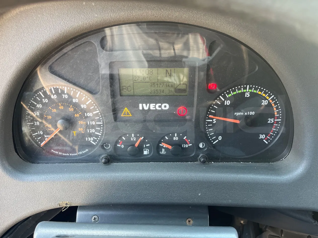 Iveco 389 - dashboard lights on