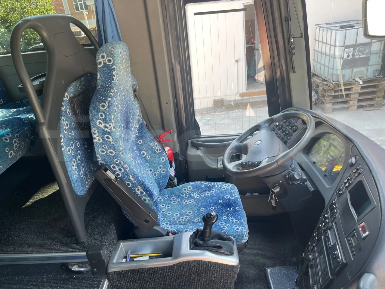 Iveco 389 - driver's seat photo