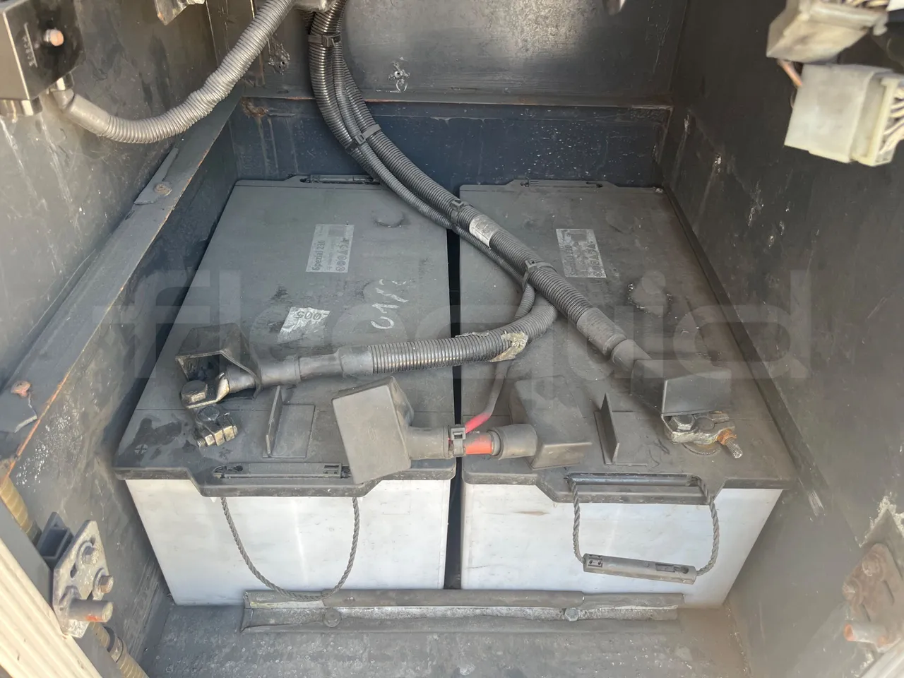 Iveco 389 - external compartments photo