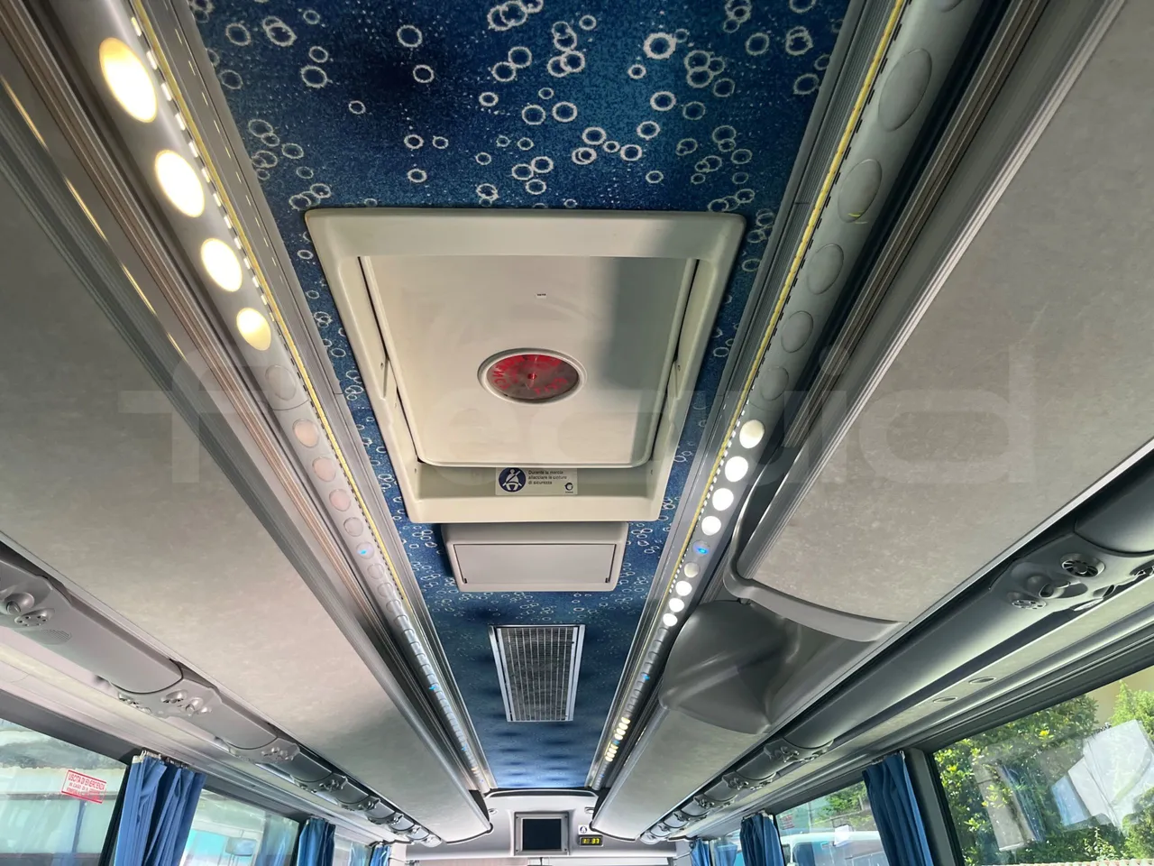Iveco 389 - roof hatch 1