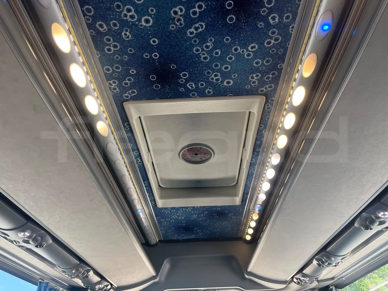 Iveco 389 - roof hatch 2