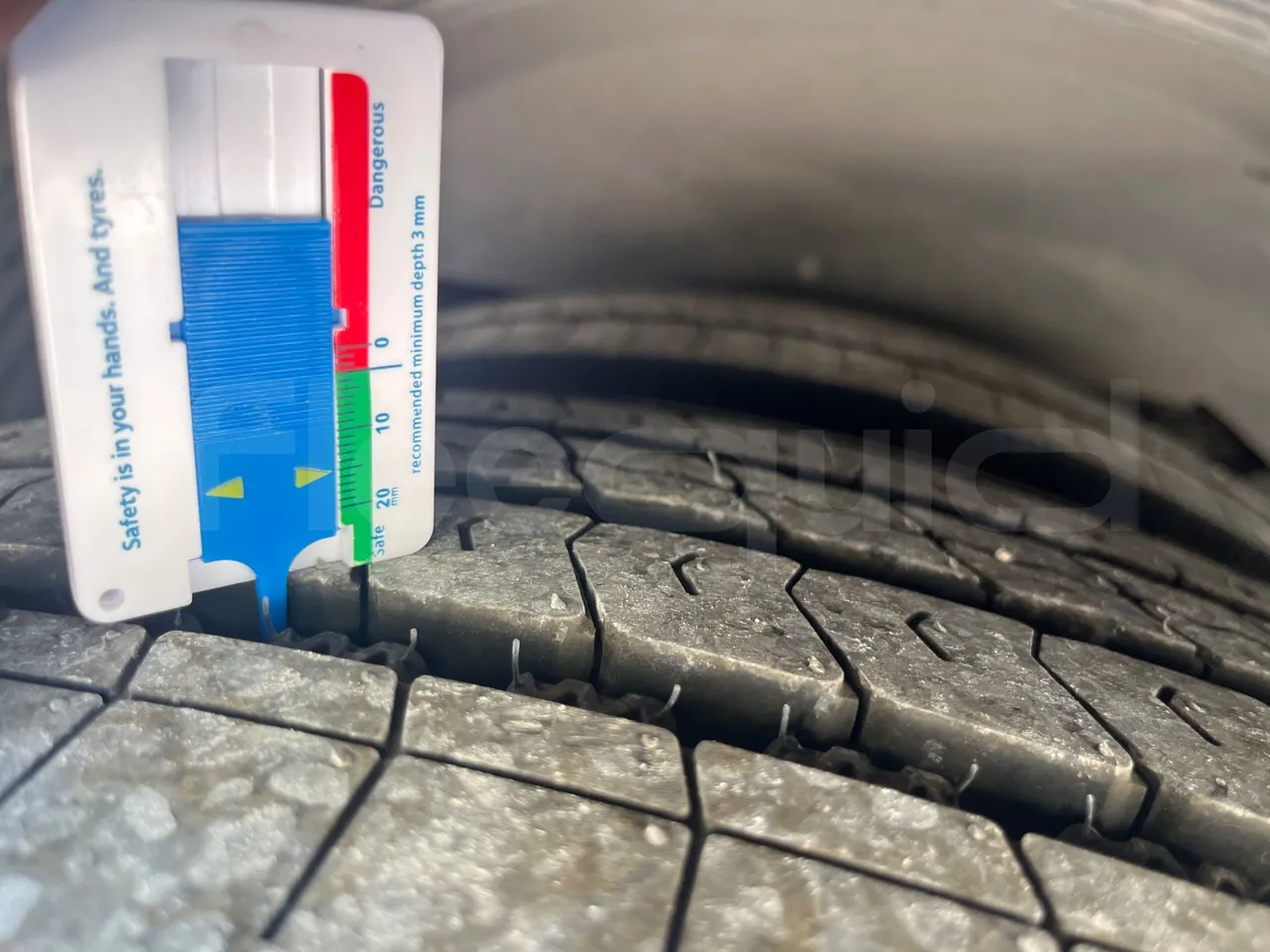 Iveco 389 - tread condition front tires left
