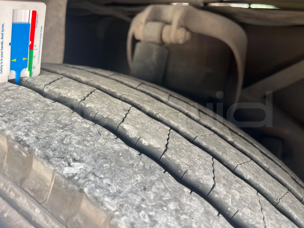 Iveco 389 - tread condition front tires right