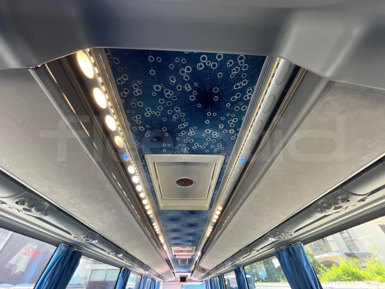 Iveco 389 - overhead compartments photo