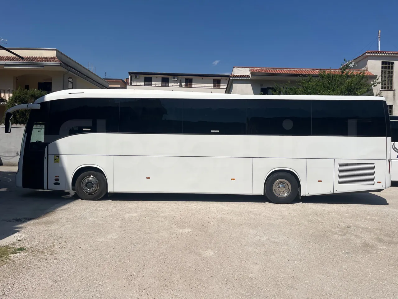 Iveco 389 - left side photo